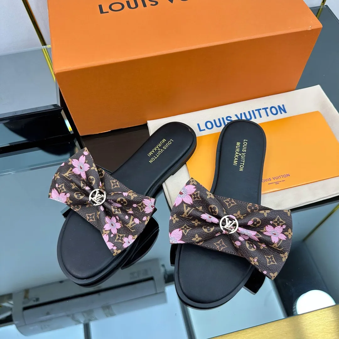👟👟Ex-factory price 280👟👟 (available all year round) ❥V’s latest popular special material lock it series lock mop, super heavy industry launches! The golden lock on the toe is engraved with the LV letters logo 🔸Number of sizes 34-42) Welcome new and old customers to place orders in the picture above.